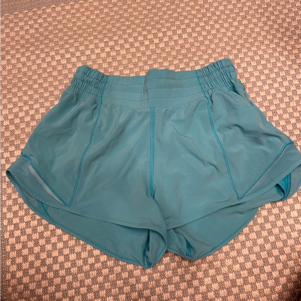lululemon hotty hot shorts 2.5”